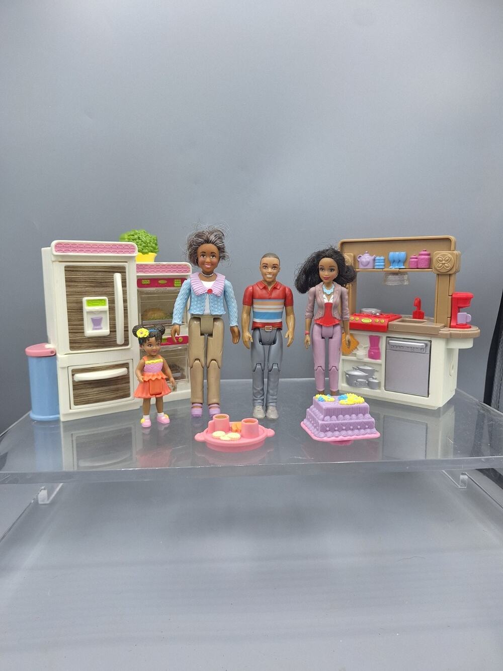 Fisher Price~Loving Family~ Grandma, Mom, Dad, Daughter~Kitchen Set~Accessories